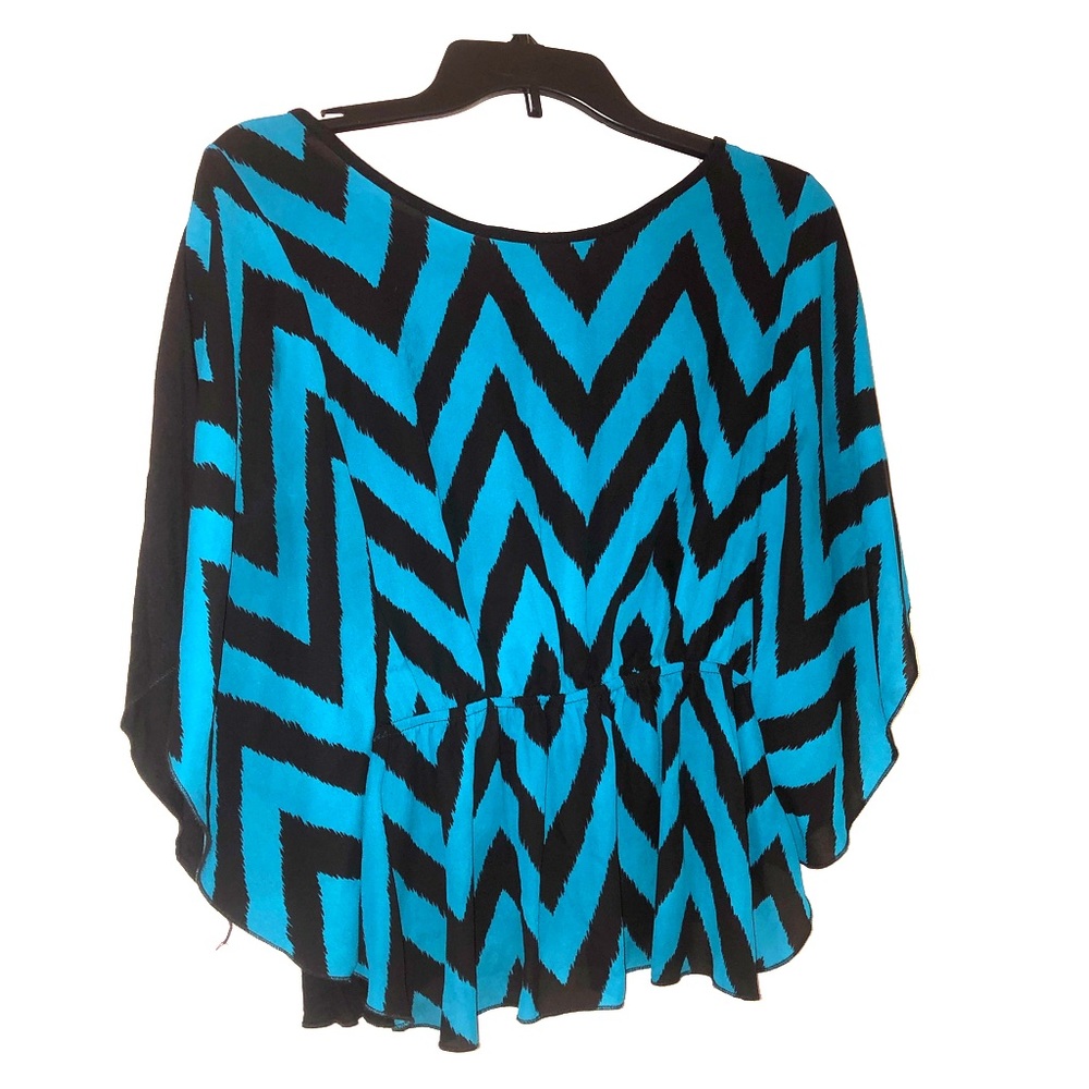 ⭐️Half Off Sale! Zebra v striped shirt⭐️